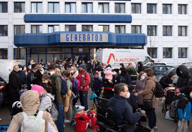 Archivo - Un grupo de refugiados ucranianos frente a un hostal en el distrito berlinés de Lichtenberg. 