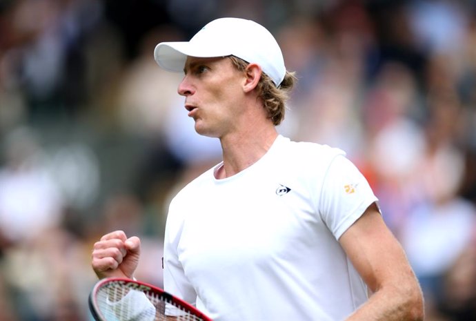 Archivo - 30 June 2021, United Kingdom, London: South African tennis player Kevin Anderson in action against Serbia's Novak Djokovic during their men's singles second round match on day three of the 2021 Wimbledon Tennis Championships at The All England