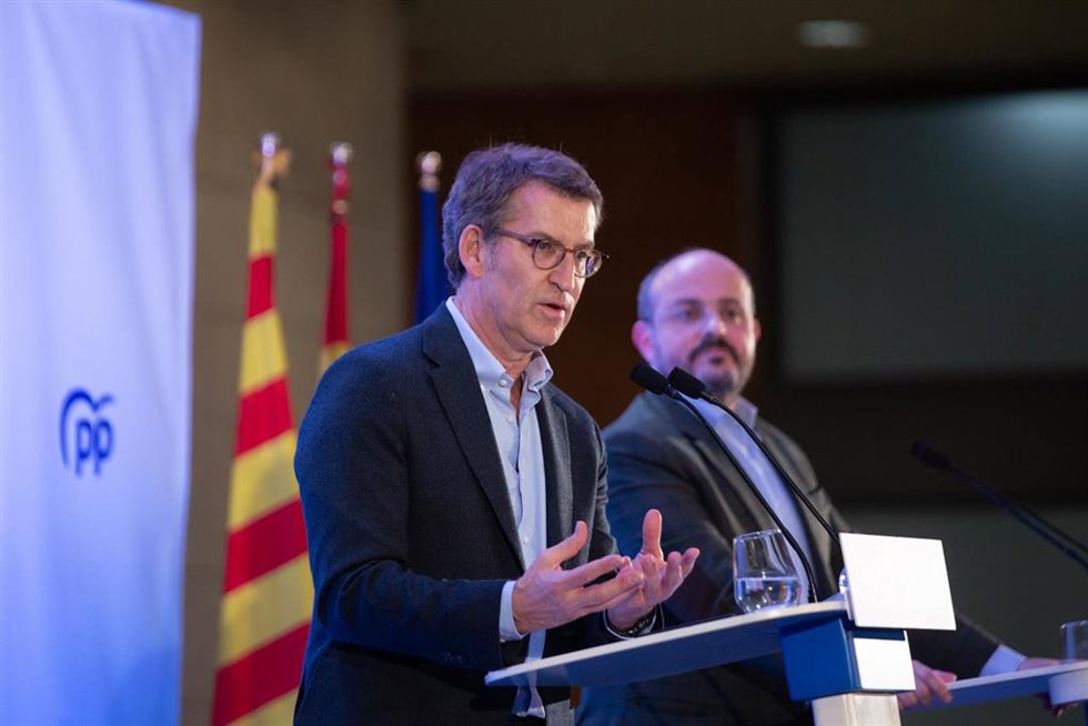 Archivo - El presidente de la Xunta de Galicia y precandidato a la presidencia del PP nacional, Alberto Núñez Feijóo (i), y el presidente del PP de Catalunya, Alejandro Fernández (d), en la celebración de un acto con afiliados, simpatizantes y cargos de