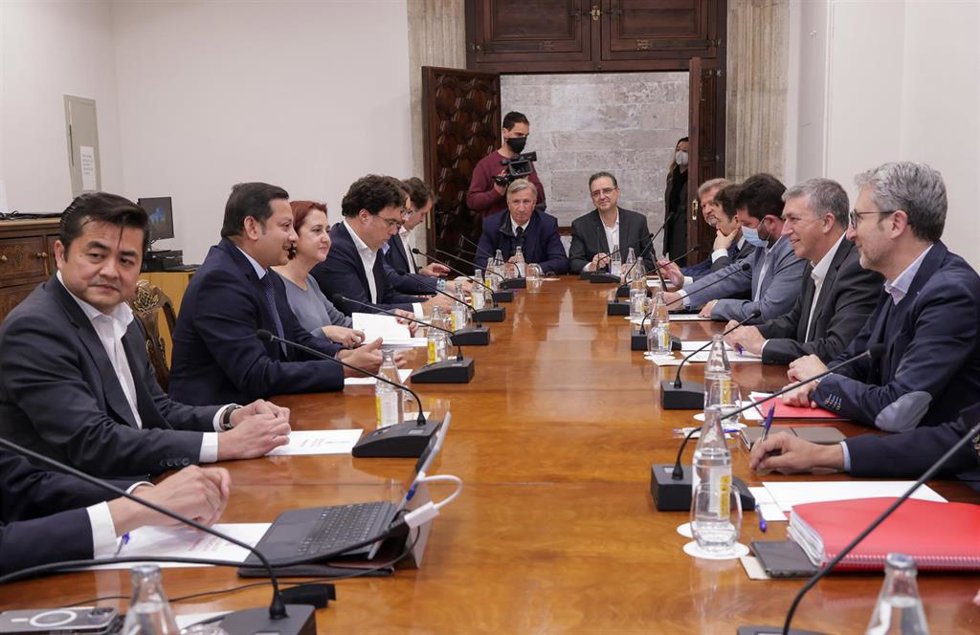 Los consellers de Economía y Política Territoria, Rafael  Climent y Arcadi España, junto a sus equipos de trabajo, se reúnen en el Palau de la Generalitat con una delegación del Valencia CF liderada por su presidente Anil Murthy.
