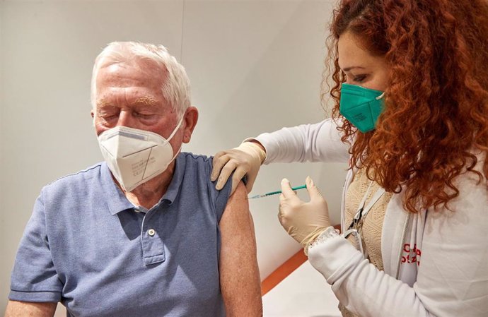 Archivo - Una persona mayor se vacuna contra el coronavirus.