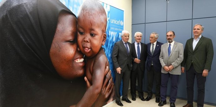 Presidente de Unicef Aragón, José Manuel Pomar, presidente de Unicef España, Gustavo Suárez, presidente de las Cortes de Aragón, Javier Sada, presidente de Aragón, Javier Lambán,  y alcalde de Zaragoza, Jorge Azcón, en la nueva sede de Unicef Aragón.