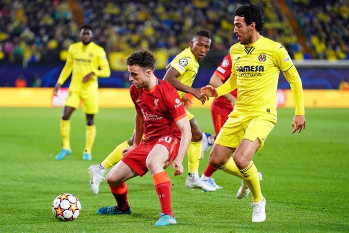 Diogo Jota ante Dani Parejo en el Villarreal-Liverpool