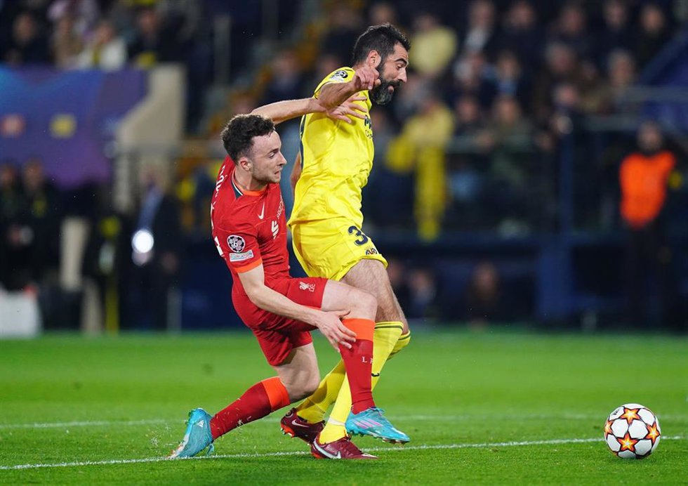 Raúl Albiol en una acción del partido ante Diogo Jota, del Liverpool