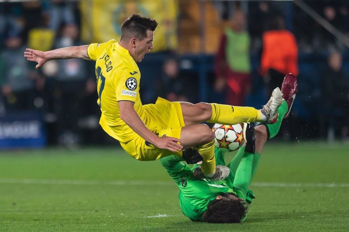 Giovani Lo Celso y Alisson Becker en la polémica jugada reclamada como penalti por el Villarreal