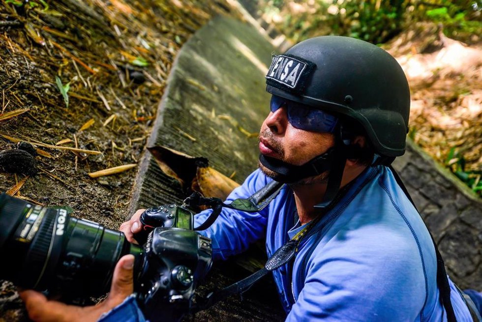 Un periodista en un curso de capacitación de seguridad
