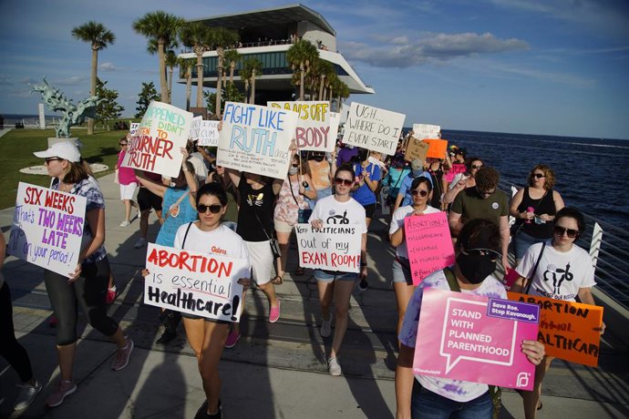 Archivo - 02 October 2021, US, St. Petersburg: People hold up placards during a rally as part of a nationwide protests against the new abortion law that has come into force in Texas. The law has banned abortions from the sixth week of pregnancy. Photo: 