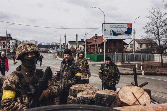 Archivo - Un soldado del ejercito ucraniano en un checkpoint de la ciudad de Irpin, a 4 de marzo de 2022, en Irpin (Ucrania).