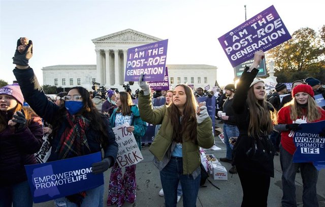 Archivo - Una manifestación frente al Tribunal Supremo estadounidense