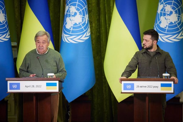 HANDOUT - 28 April 2022, Ukraine, Kyiv: Ukrainian President Volodymyr Zelensky (R)  and UN Secretary-General Antonio Guterres hold a joint press conference following their talks. Photo: -/PRESIDENT OF UKRAINE/dpa - ATTENTION: editorial use only and only i