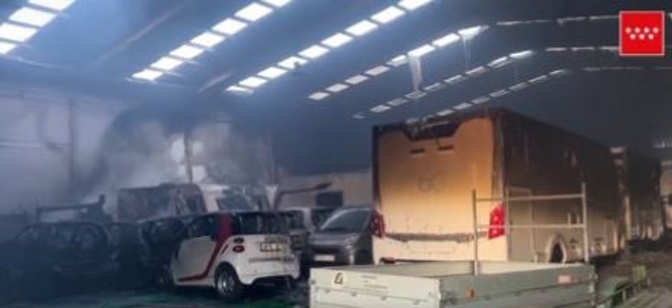 Incendio en nave industrial de autocaravana en Algete.