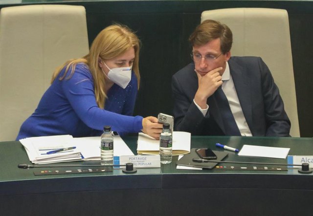 La portavoz municipal y delegada del Área de Seguridad y Emergencias del Ayuntamiento de Madrid, Inmaculada Sanz, y el alcalde de Madrid, José Luis Martínez-Almeida 