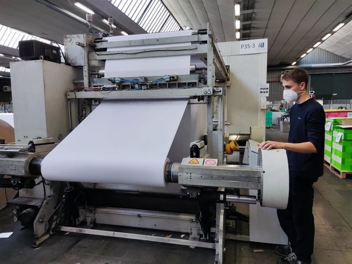 Archivo - Un trabajador de una papelera.