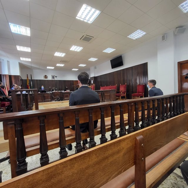 Archivo - David Goldar y Santi Mina en la última sesión del juicio que ha quedado visto para sentencia en la Audiencia Provincial de Almería