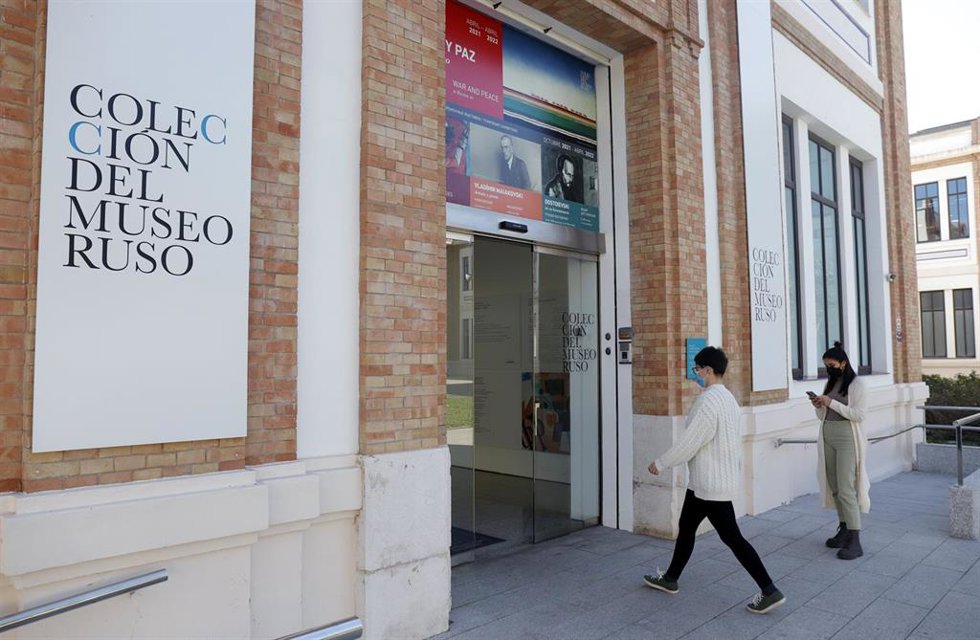 Archivo - Varias personas pasan por delante de la fachada de la Colección del Museo Ruso en una imagen de archivo