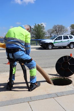 Personal de saneamiento de la empresa pública de aguas prueba dos modelos de esta tecnología que permite dar apoyo físico en tareas donde se adoptan posturas mantenidas y forzadas.