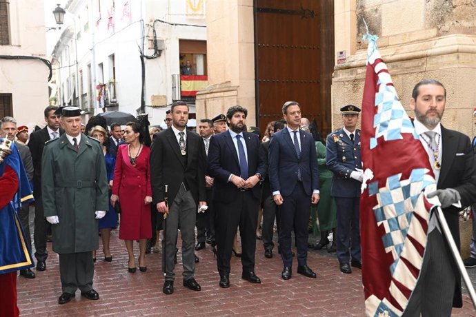 El presidente de la Región de Murcia, Fernando López Miras, asiste a la procesión del Baño de la Vera Cruz y el Ritual de la Bendición de las Aguas, en Caravaca de la Cruz (Murcia)