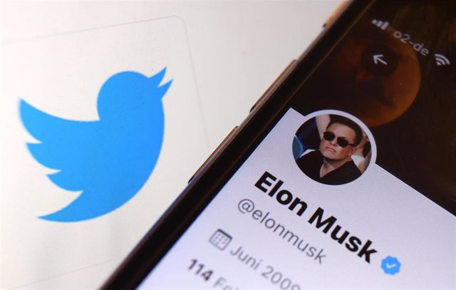 El logo de Twitter y la cuenta de Elon Musk en la plataforma.