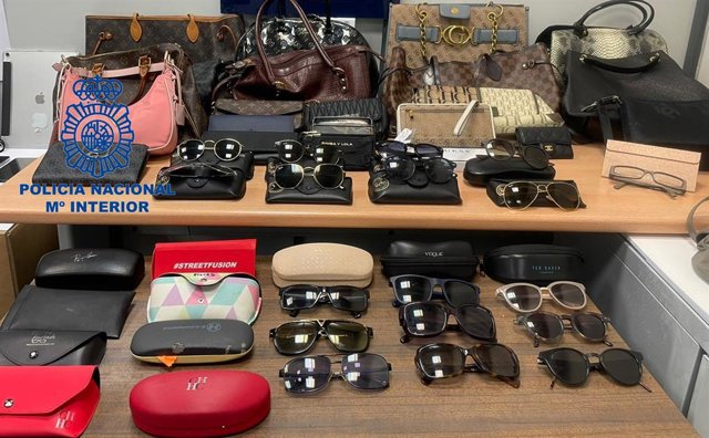 La Policía Nacional detiene a un hombre tras cometer una decena de hurtos al descuido y usar fraudulentamente las tarjetas bancarias sustraídas