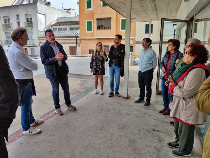 El teniente de alcalde de Movilidad Sostenible, Francesc Dalmau, se reúne con la Asociación de vecinos de El Coliseu.