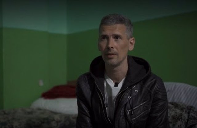 Dimytro, desplazado proveniente de Kiev, afirma que siente ansiedad desde el primer día de la guerra. Las sirenas aéreas que hay de vez en cuando me provocan una especie de pánico interior, porque "no es fácil olvidar lo vivido u oído"
