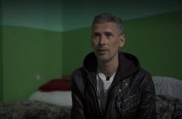 Dimytro, desplazado proveniente de Kiev, afirma que siente ansiedad desde el primer día de la guerra. Las sirenas aéreas que hay de vez en cuando me provocan una especie de pánico interior, porque "no es fácil olvidar lo vivido u oído"