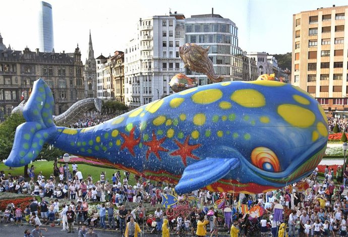 Archivo - Imagen del Desfile de la Ballena de la Aste Nagusia bilbaína en 2019.