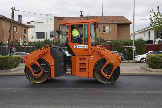 Un trabajador conduce un tractor