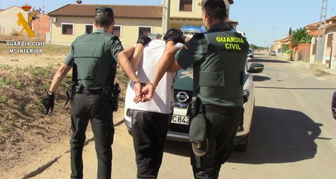 Archivo - Detención del acusado de intentar robar en una vivienda de Cuevas del Almanzora (Almería).