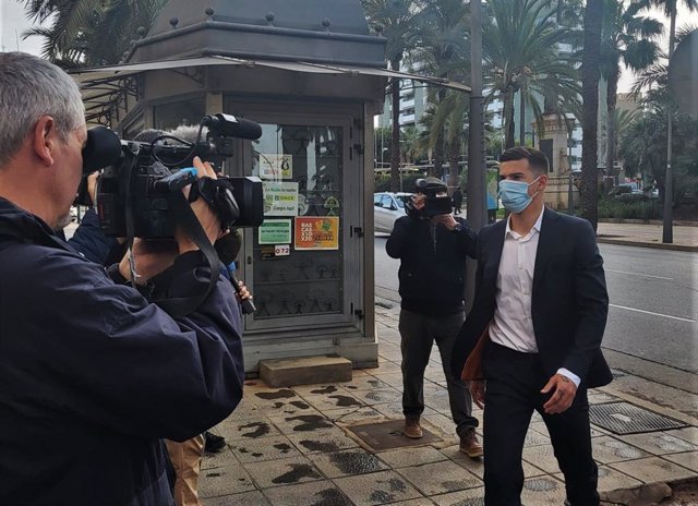 Archivo - El futbolista Santi Mina accede a la Audiencia Provincial de Almería para su juicio por un presunto delito de agresión sexual.