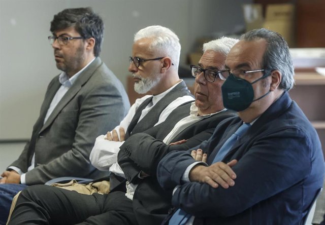 El exgerente de la empresa de la Diputación de València Imelsa, Marcos Benavent, conocido popularmente como el 'yonqui del dinero' (2-izquierda)