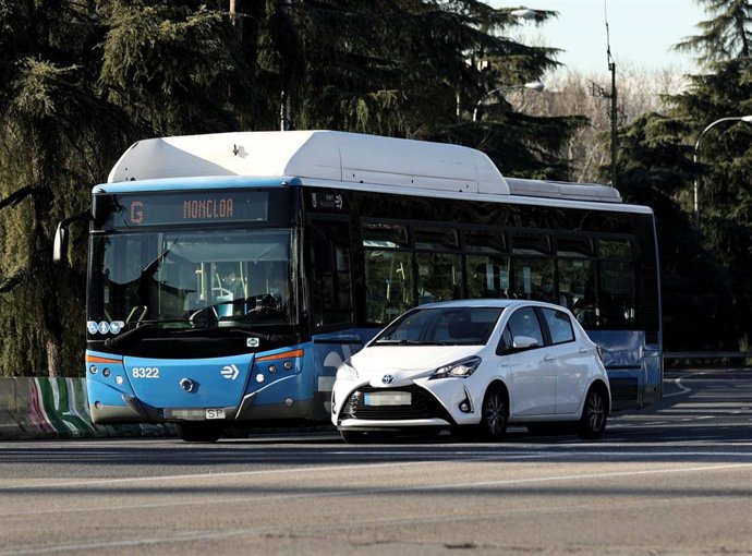 Archivo - Un autobús de la EMT circula por Madrid
