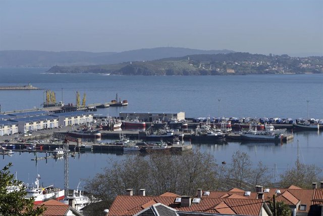 Archivo - Barcos pesqueros amarrados en el puerto, por la subida de precio del gasoil, a pesar de desconvocar el paro, 24 de marzo de 2022, en A Coruña, Galicia (España).  Tras un encuentro con el ministro de Agricultura el 23 de marzo, el sector pesquero