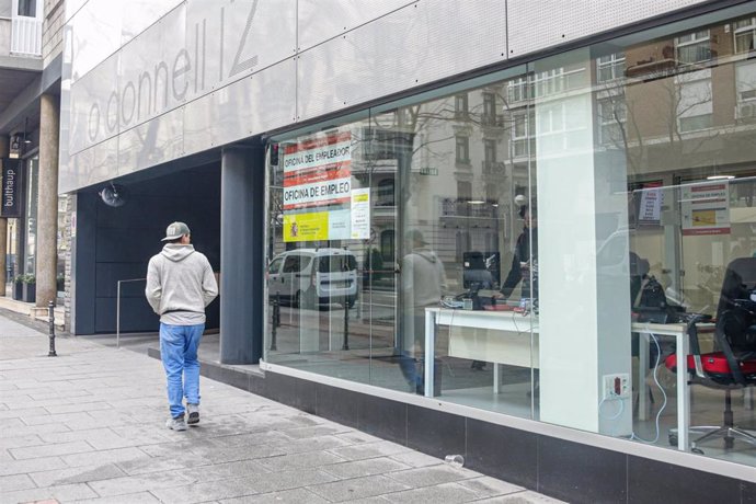 Archivo - Un hombre pasea frente a una Oficina de Empleo de Madrid (España), a 10 de febrero de 2020.