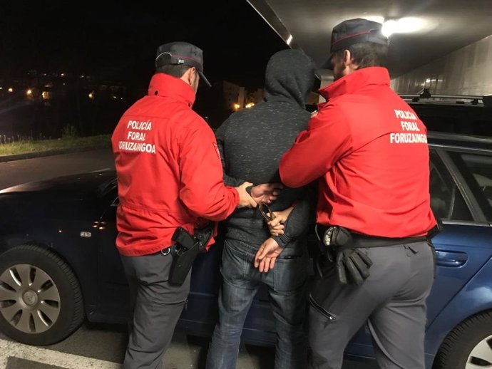 Archivo - Foto de archivo de una detención de la Policía Foral.
