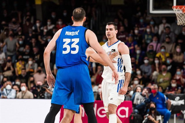 Alberto Abalde y Nikola Mirotic se enzarzan durante el Clásico de la Liga Endesa 2021-2022