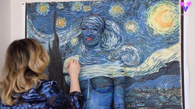 Un artista corporal crea "La noche estrellada" en un lienzo humano