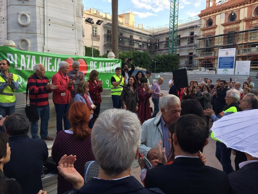 Archivo - Concentración en la Plaza Vieja de Almería a favor de los árboles y el mantenimiento de 'El Pingurucho'
