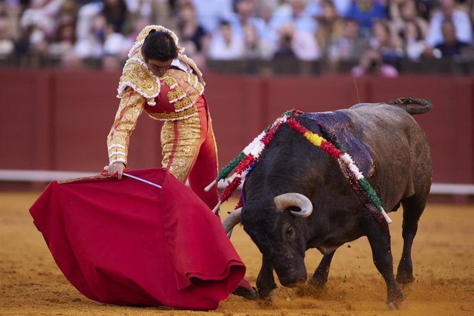 Miguel Ángel Ferrera, le da un derechazo a su último toro durante la sexta corrida de abono de la Temporada de Toros 2022 en la Real Maestranza de Caballería en Sevilla.