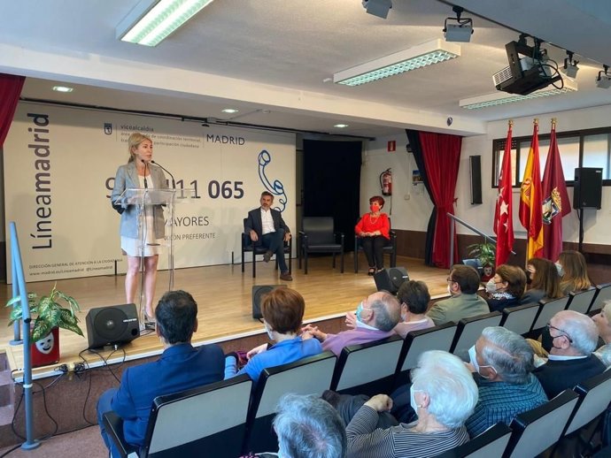 La concejala del área Delegada de Coordinación Territorial, Transparencia, Participación Ciudadana y Atención a la Ciudadanía del Ayuntamiento de Madrid, Silvia Saavedra, explica el nuevo servicio a los mayores