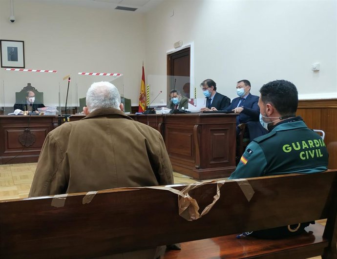 El acusado, junto a un agente de la Guardia Civil, comparece en la Audiencia de Valladolid.