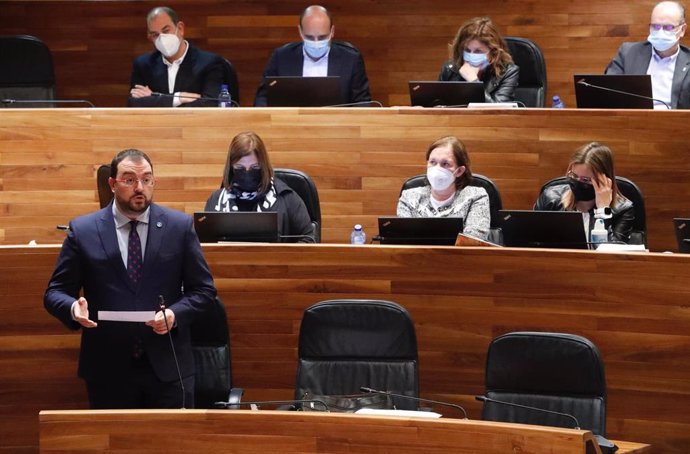 El presidente del Principado, Adrián Barbón, en el pleno de la Junta General