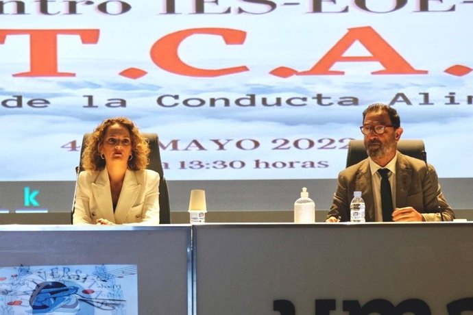 El delegado territorial de Salud y Familias en Málaga, Carlos Bautista, junto a la secretaria General Provincial de Educación y Deporte en Málaga, María Lozano, en el Encuentro sobre Trastorno de la Conducta Alimentaria (TCA)