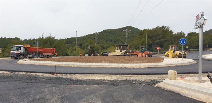 Obras de mejora en la rotonda de Camp de Mar.