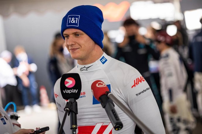 El piloto alemán Mick Schumacher atiende a los medios de comunicación durante un Gran Premio