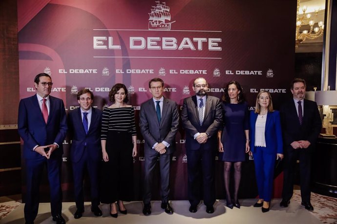 (I-D) El presidente de la CEOE, Antonio Garamendi; el alcalde de Madrid, José Luis Martínez-Almeida; la presidenta de la Comunidad de Madrid, Isabel Díaz Ayuso; el presidente del Partido Popular, Alberto Núñez Feijóo; el director de El Debate, Bieito Ru