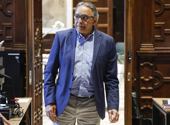 El portavoz socialista en Les Corts Valencianes, Manolo Mata, a su llegada al Palau de la Generalitat
