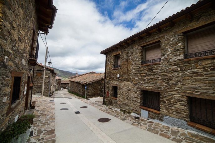 Archivo - Vista general de La Hiruela vacío durante a Pandemia Covid-19  en Abril 30, 2020 en La Hiruela, Madrid, España