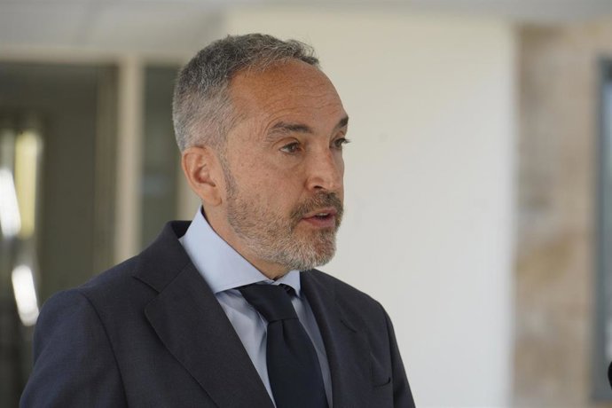 El secretario general de la Consejería de Industria, Comercio y Empleo, Alberto Díaz Pico, analiza los datos del paro del mes de abril