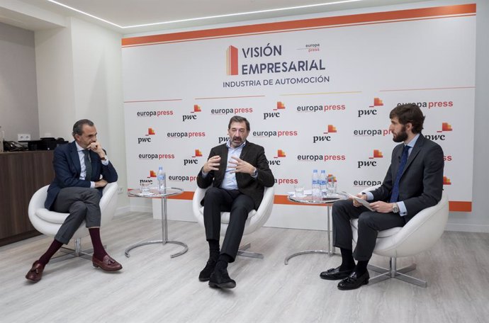 (I-D) El socio responsable de Automoción de PwC, Manuel Díaz; el director general Anfac, José López-Tafall; y el jefe de sección de Empresas y Motor en Europa Press, Carlos Drake; durante el segundo encuentro PwC Visión Empresarial - Europa Press.